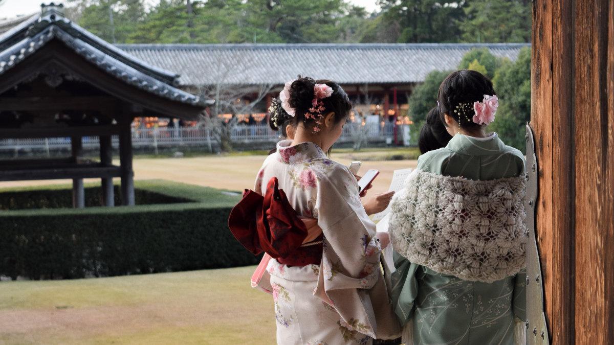 Students in a pagoda wearing kimonos